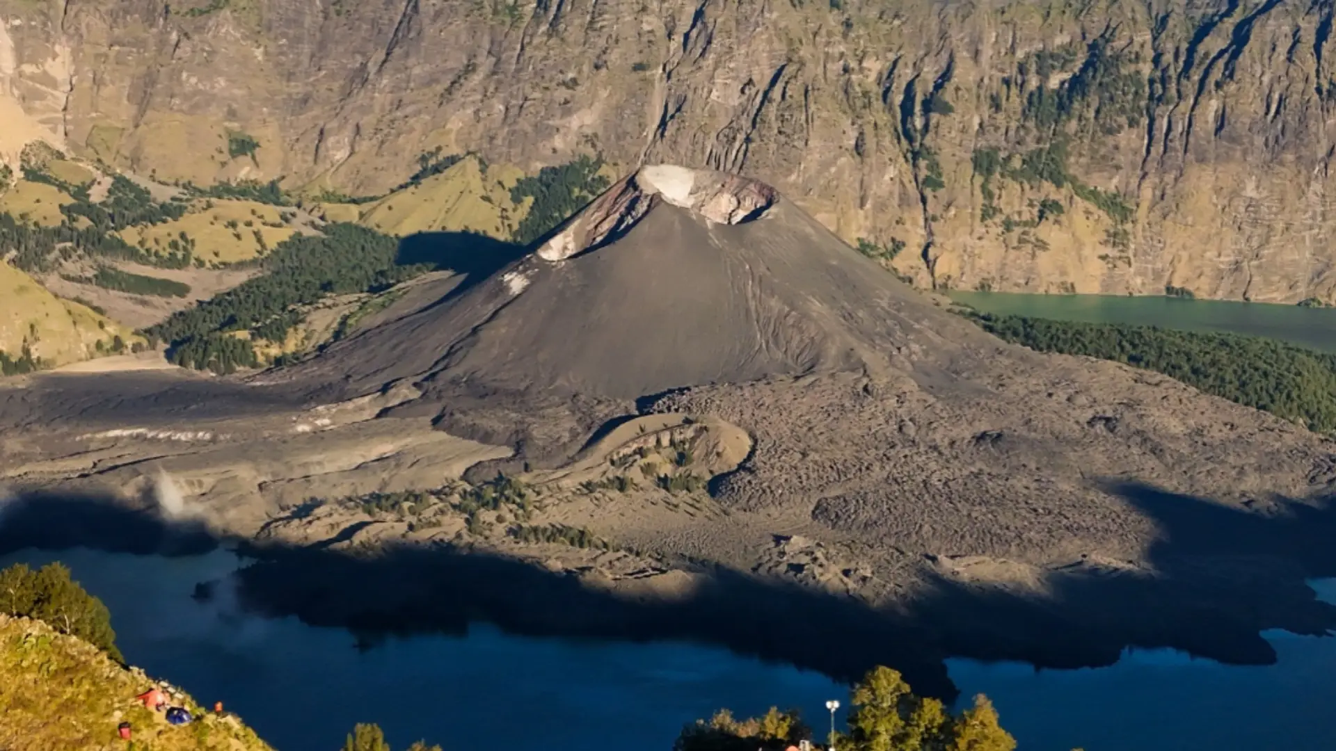 Mount Rinjani Summit Trek 4D3N